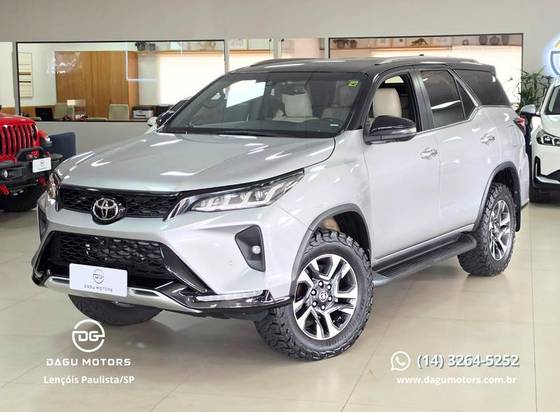TOYOTA HILUX SW4 2.8 D-4D TURBO DIESEL DIAMOND 7L 4X4 AUTOMÁTICO